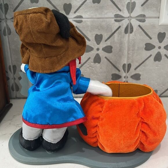 Vintage Mickey Mouse pirate Halloween treat holder. Very good vintage condition. - Picture 5 of 10